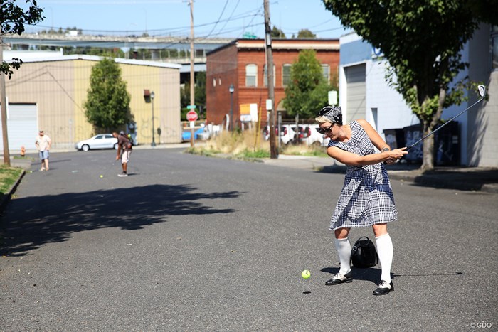 人けのない道で球を打つ ストリートゴルフ