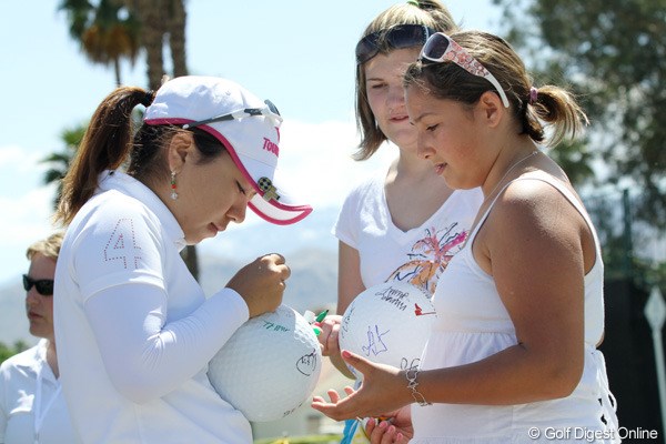 2010年 クラフトナビスコチャンピオンシップ 初日 宮里美香 巨大ゴルフボールを持ったギャラリーからサインをせがまれ、丁寧にサインをする