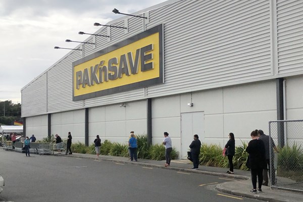 ニュージーランドのスーパーマーケット スーパーマーケット入店に並ぶ人もソーシャルディスタンスを守っていた（提供写真）