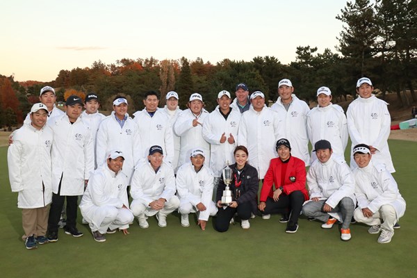 2019年 日本シリーズJTカップ 昨年12月の「日本シリーズJTカップ」。選手たちは留学前の古橋さん（中央下段）を囲んで記念撮影（提供写真）