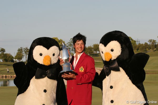 2007年5月20日、「マンシングウェアオープンKSBカップ」で初優勝を果たしてカップを掲げる石川遼