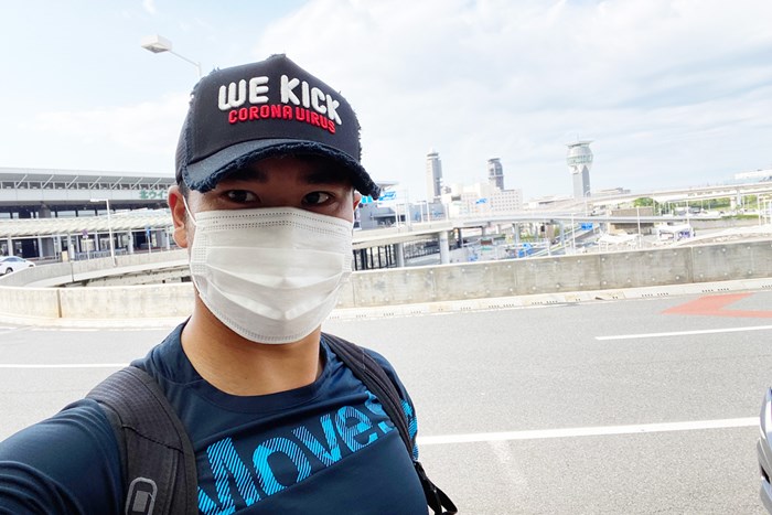 松山はシーズン再開に向けて成田空港から出国した。キャップのメッセージは「コロナに負けるな」（提供：松山英樹） 2020年 松山英樹
