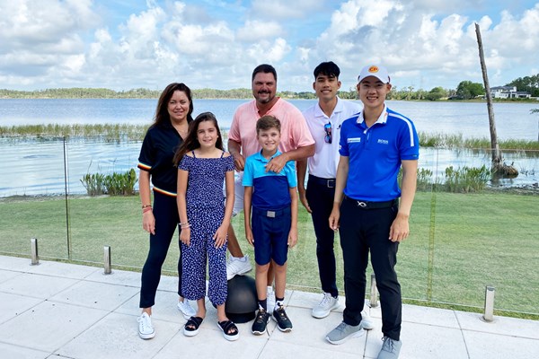 2020年 ジャズ・ジェーンワタナノンド ダニエル・チョプラ ジャズ（右端）とキャディ、そしてチョプラの家族（提供：PGA Tour）
