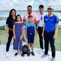 ジャズ（右端）とキャディ、そしてチョプラの家族（提供：PGA Tour） 2020年 ジャズ・ジェーンワタナノンド ダニエル・チョプラ