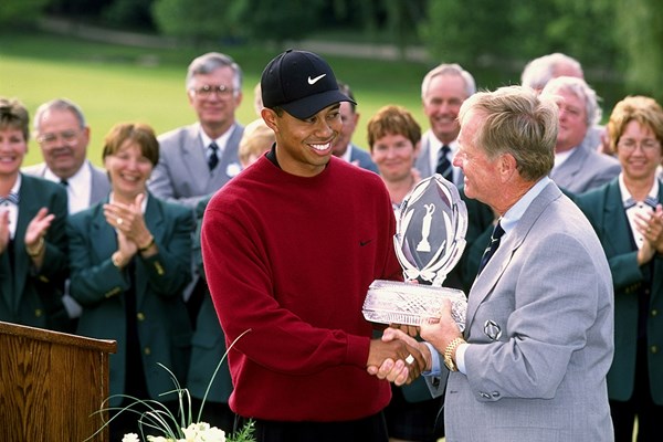 タイガー・ウッズ ジャック・ニクラス ウッズは2001年にメモリアルトーナメント3連覇を達成。大会ホストのジャック・ニクラスからトロフィを受け取った（Stan Badz PGA/Getty Images)