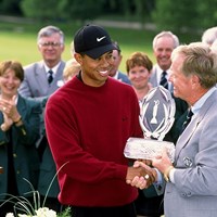 ウッズは2001年にメモリアルトーナメント3連覇を達成。大会ホストのジャック・ニクラスからトロフィを受け取った（Stan Badz PGA/Getty Images) タイガー・ウッズ ジャック・ニクラス