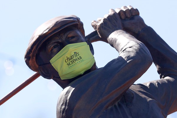 コロニアルCCにあるベン・ホーガンの像もマスク姿に （Tom Pennington/Getty Images）
