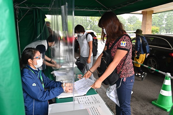 2020年 アース・モンダミンカップ 事前 渋野日向子 問診票を提出する渋野（Getty Images／JLPGA提供）