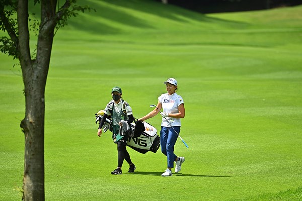 強風のラウンド（Getty Images／JLPGA提供）