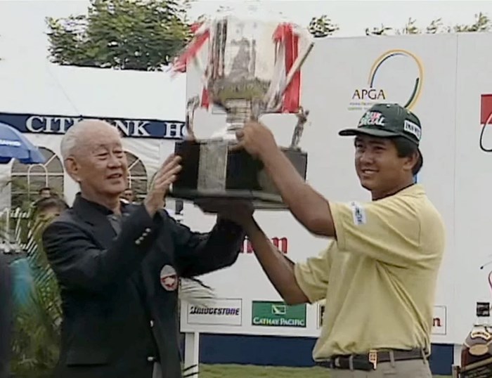 1997年のシンガポールオープンで優勝トロフィを掲げる ゾー・モウ