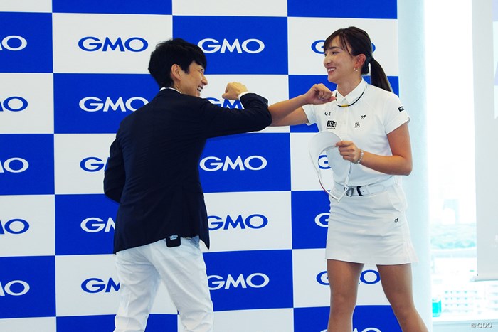 GMOインターネットグループ代表取締役兼社長の熊谷正寿氏と肘タッチする脇元華(右) 脇元華