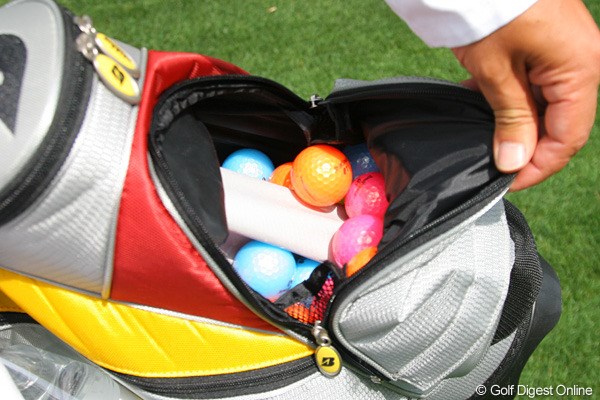 2010年 マスターズ事前 カラーボール 勇太のキャディバッグにはプレゼント用のカラーボールがどっさり