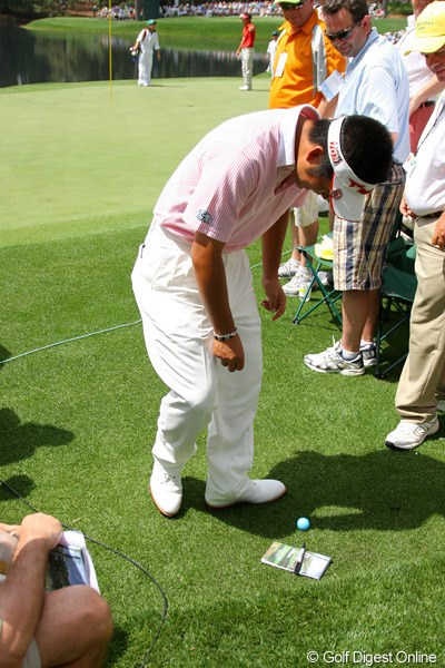 2010年 マスターズ事前 池田勇太 パトロンに打ち込んでしまった勇太。球の隣にサインをねだるメモとペンが…