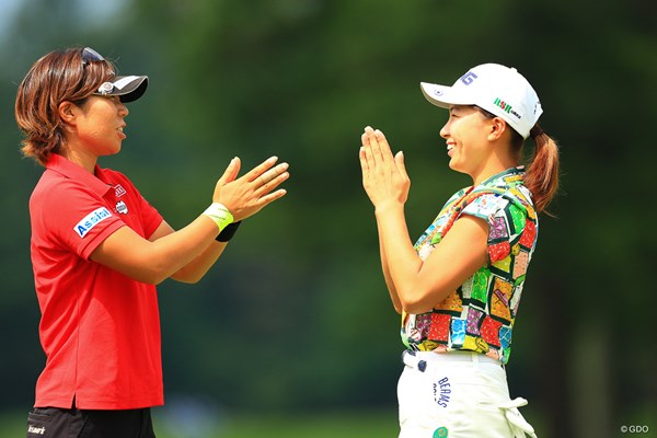 前年大会を制した穴井詩（左）。渋野は3位だった