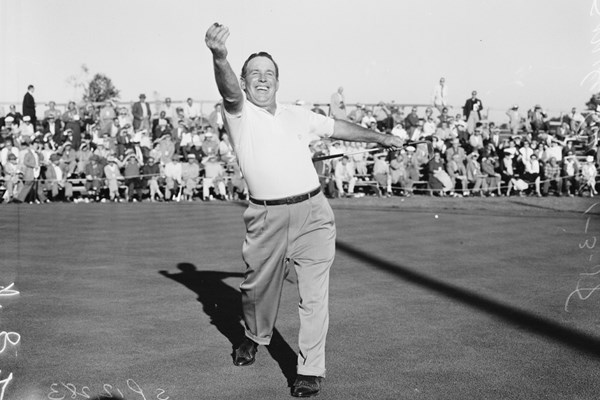 フランク・ストラナハン 1958年「ロサンゼルスオープン」で優勝したストラナハン(Photo by Los Angeles Examiner/USC Libraries Corbis via Getty Images)