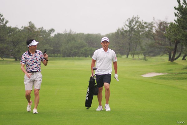 2020年 スピードゴルフ 中西直人と松井丈 中西のプレーに伴走して撮影までこなしてくれた松井丈さん（左）