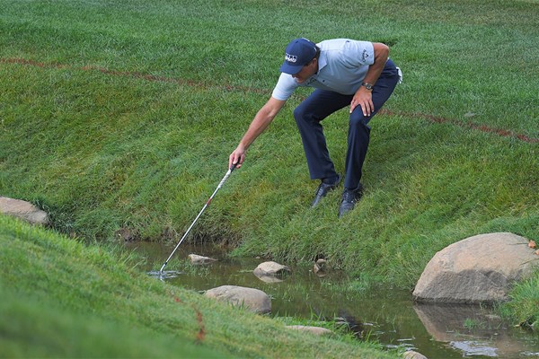 50歳のフィル・ミケルソン。大会2日目、17番ではこんなシーンも(Stan Badz/PGA TOUR via Getty Images)