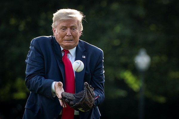 トランプ大統領は23日、MLB開幕を祝ってマリアノ・リベラとキャッチボールをしたのだが…宿敵NYTの追及はついに「全英」まで(Drew Angerer/Getty Images)