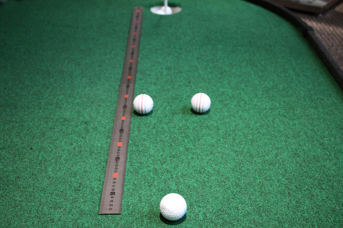 カップインする幅に開けた目印の間にボールを通す シンプルながら効果的なドリル Gdo ゴルフレッスン 練習