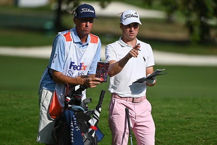  ボーンズことジム・マッケイ氏（左）との即席コンビも奏功(Ben Jared/PGA TOUR via Getty Images) 2020年 WGCフェデックス セントジュード招待 4日目 ジャスティン・トーマス