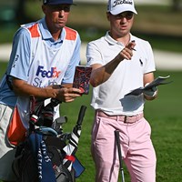  ボーンズことジム・マッケイ氏（左）との即席コンビも奏功(Ben Jared/PGA TOUR via Getty Images) 2020年 WGCフェデックス セントジュード招待 4日目 ジャスティン・トーマス