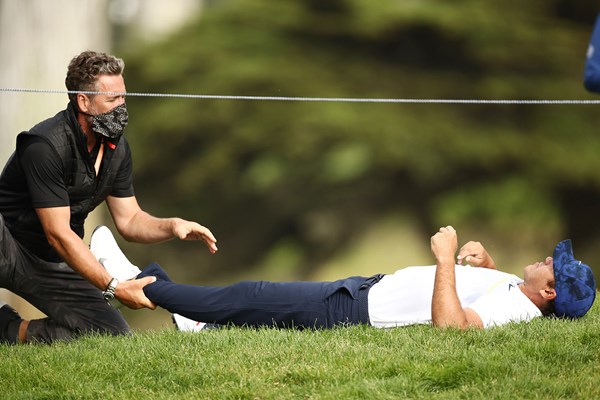 2020年 全米プロゴルフ選手権 2日目 ブルックス・ケプカ 12番で寝転んでケアを受けるケプカ(Ezra Shaw/Getty Images)