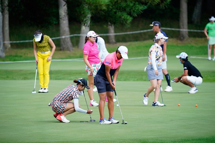 ファッションは人ぞれぞれというけれど…（代表撮影：鈴木祥） 2020年 NEC軽井沢72ゴルフトーナメント 3日目 ゴルフウェア