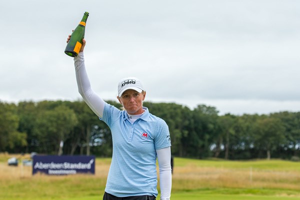 2020年 ASIスコットランド女子オープン 最終日 ステーシー・ルイス シャンパンを掲げて優勝を喜ぶステーシー・ルイス(Tristan Jones/LPGA)