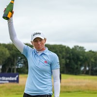 シャンパンを掲げて優勝を喜ぶステーシー・ルイス(Tristan Jones/LPGA) 2020年 ASIスコットランド女子オープン 最終日 ステーシー・ルイス