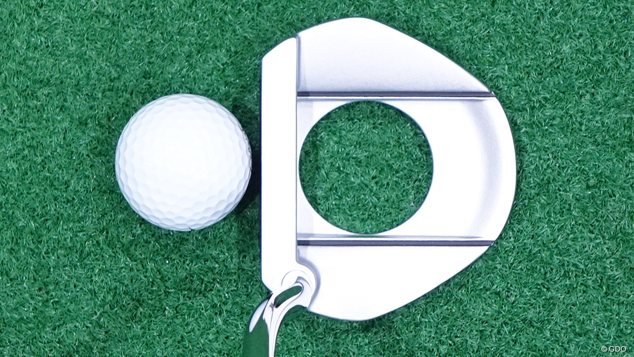 ヘッド全体がカップ 中央の穴がボールの大きさにイメージできる Gdo ゴルフギア情報