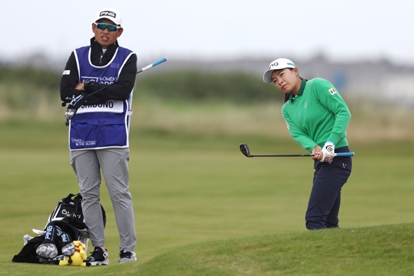 厳しいライからUTで転がす渋野日向子(Andrew Redington/R&A/R&A via Getty Images)