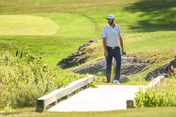 2020年 ザ・ノーザントラスト 2日目 ダスティン・ジョンソン 最終18番グリーンに向かうダスティン・ジョンソン(Keyur Khamar/PGA TOUR via Getty Images)