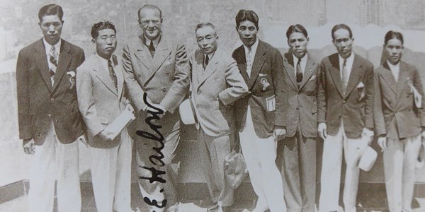 日米対抗戦の日本チーム。左から2人目が中村兼吉、右から2人目が宮本留吉（武藤一彦氏提供）