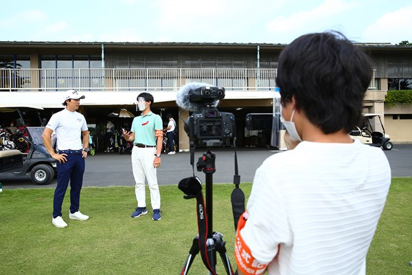 2020年 The “One” Junior Golf Tournament 最終日 石川遼 インタビュー担当が金子拓馬さん、撮影担当が高橋凱さん（大会提供）