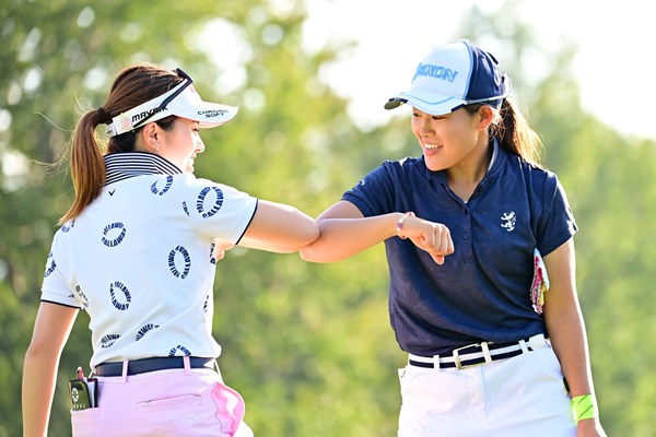 プロになった同年代の西村優菜（左）とエルボータッチをする小倉彩愛(Atsushi Tomura/Getty Images)