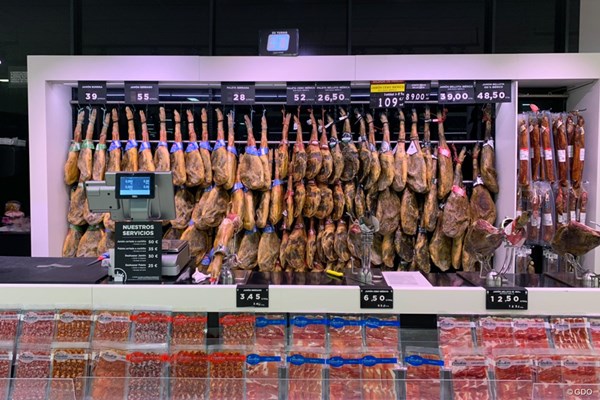 2020年 アンダルシア マスターズ 事前 スペインのマーケット 生ハム用の肉も並ぶマラガのマーケット