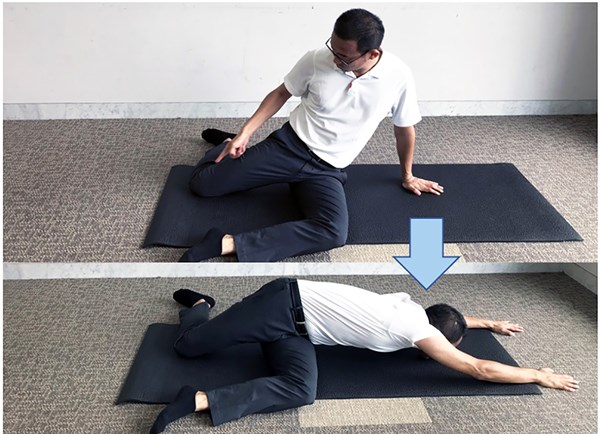 デシャンボーの肉体改造 腹斜筋を伸ばす 両ひざをそれぞれ90度に曲げて座った状態で、腰をひねって床に両手が付くように腹斜筋を伸ばしていく