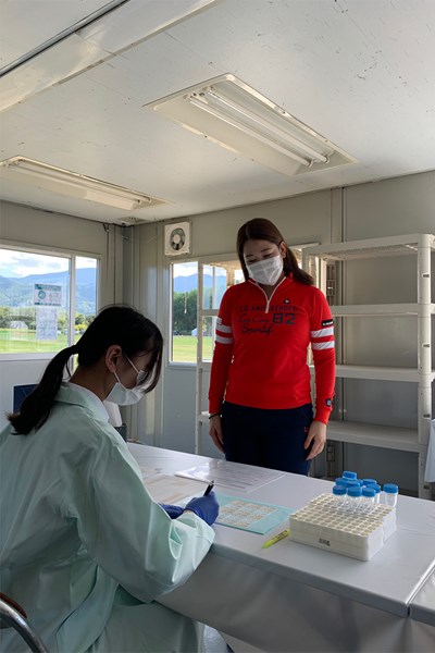2020年 ニトリレディスゴルフトーナメント 事前 田村亜矢 コースに設けられたプレハブで検査を受ける選手(提供：日本女子プロゴルフ協会)