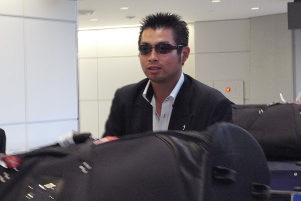 池田勇太 マスターズから帰国 成田空港にて サングラスをした池田勇太が自ら大きな荷物を押しながらゲートに現れた