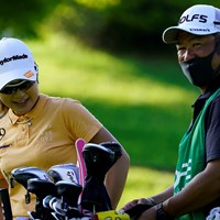 大西葵（左）と先崎洋之キャディ（代表撮影・岡沢裕行） 2020年 ゴルフ5レディス プロゴルフトーナメント 初日 大西葵