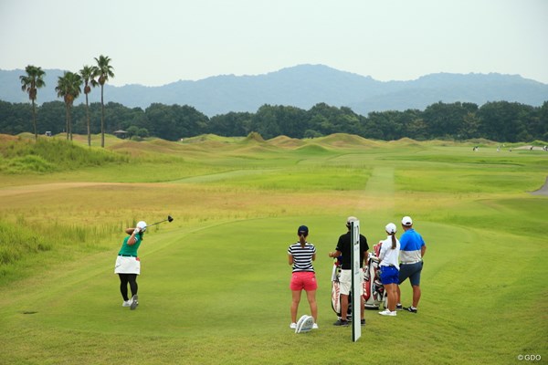 2020年 日本女子プロゴルフ選手権大会コニカミノルタ杯 事前 鈴木愛 鈴木愛（左）がショットを放つ。コースは広いが、風と傾斜の読みが重要だ