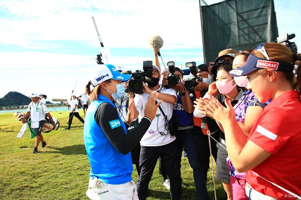 2020年 日本女子プロゴルフ選手権大会コニカミノルタ杯 最終日 永峰咲希 優勝を仲間たちに祝福される