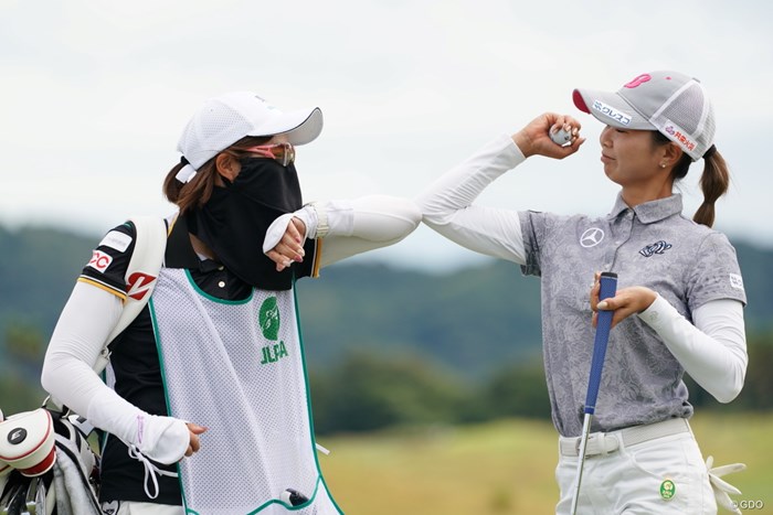 肘タッチなんです 2020年 日本女子プロゴルフ選手権大会コニカミノルタ杯 最終日 金澤志奈