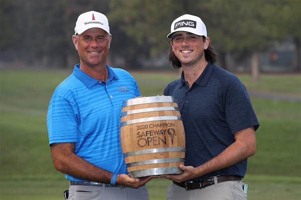 キャディを務めた次男と優勝を分かち合うスチュワート・シンク(Sean M. Haffey/Getty Images)