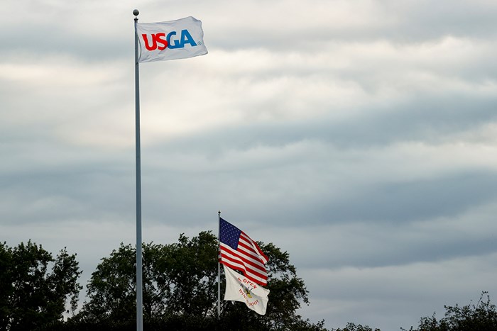 曇り空のもとで揺れる旗 (Jeff Haynes/USGA) 2021年 全米オープン 2日目 旗