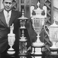 1930年にグランドスラムを達成したボビー・ジョーンズ。トロフィーと並んで記念撮影（Getty Images） 2020年 ボビー・ジョーンズ