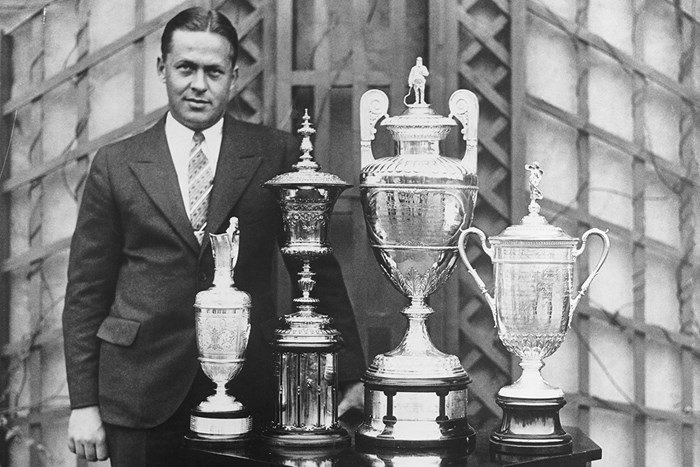 1930年にグランドスラムを達成したボビー・ジョーンズ。トロフィーと並んで記念撮影（Getty Images） 2020年 ボビー・ジョーンズ