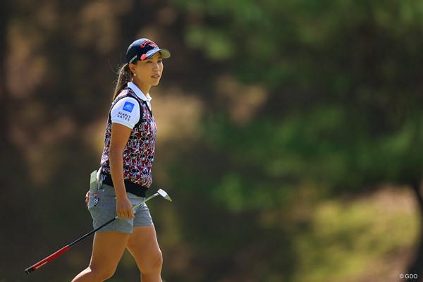 2020年 日本女子オープンゴルフ選手権 初日 上田桃子 マレット型のパターを手にした上田桃子