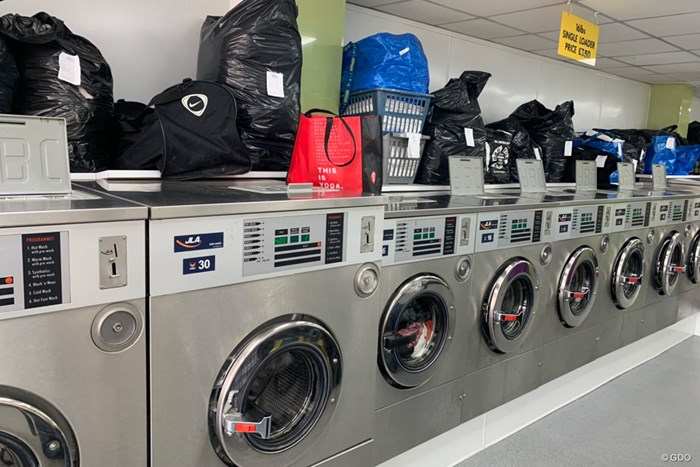 ランドリー店のなかは洗濯ものでいっぱい 2020年 BMW PGA選手権 事前 コインランドリー