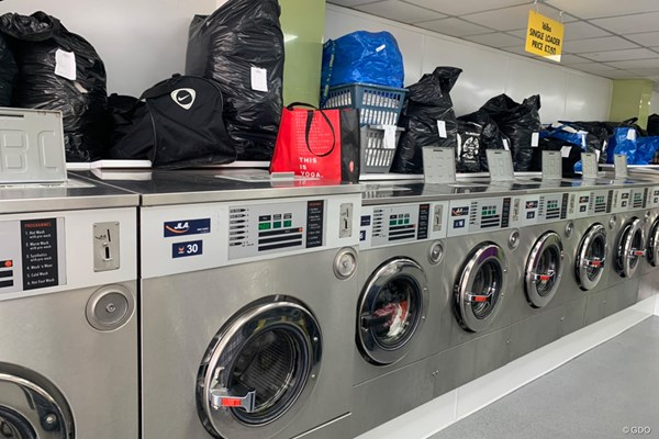 2020年 BMW PGA選手権 事前 コインランドリー ランドリー店のなかは洗濯ものでいっぱい
